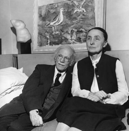 La pintora Georgia O'Keeffe posa con su marido, Alfred Stieglitz, en una imagen sin datar.
