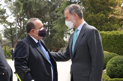 El rey Felipe ha recibido este lunes al presidente de la República de Guatemala, Alejandro Giammattei, en el Palacio de La Zarzuela, durante su visita oficial a Madrid en la víspera de que ambos viajen a Andorra para participar en la Cumbre Iberoamericana.