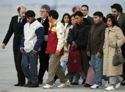 Familiares de Carlos Alonso Palate, acompañados por autoridades, momentos antes del despegue del avión con los restos mortales del ciudadano ecuatoriano