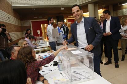 Ignacio Aguado, el portavoz de Ciudadanos en la Asamblea de Madrid, vota en un colegio electoral de Alcobendas (Madrid).