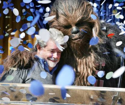 Aclamado após o sucesso de “Guerra nas Estrelas”, George Lucas tentou espremer os gungans dos ovos de ouro com um especial televisivo de Natal. Chewbacca volta a seu planeta para passar as festividades wookie em meio a números musicais ao mais puro estilo Domingão do Faustão. Depois de uma primeira recepção entusiasmada, o programa virou gozação da saga, a ponto de comentar-se que Lucas tentou destruir todas as cópias para que não fosse assistido neste planeta nem em uma galáxia muito, muito distante.