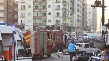 VArias ambulancias y camiones de bomberos en el lugar del atentado de Kiziltepe, este mi&eacute;rcoles. 