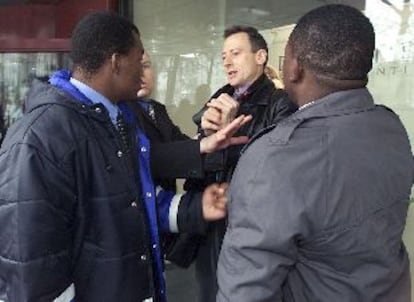 Peter Tatchell (en el centro), durante su enfrentamiento con guardaespaldas de Mugabe.