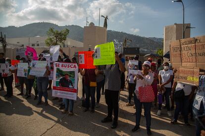 Familiares de los marinos desaparecidos en los yates protestan frente a la Base Naval para exigir que se continúe e intensifique la búsqueda.