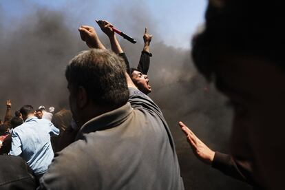 Palestinos protestan en la franja de Gaza, el 14 de mayo de 2018.