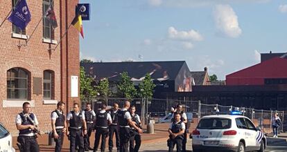 Agentes en la localidad belga de Charleroi poco después del atentado.