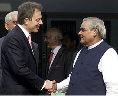 El primer ministro británico, Tony Blair, saluda hoy a su homólogo indio, Atal Behari Vajpayee, durante su visita a India.