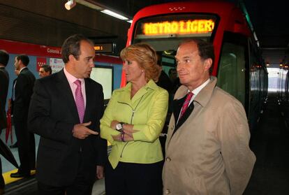 La presidenta de la Comunidad de Madrid, Esperanza Aguirre (c), junto a Arturo González Panero (i), alcalde de Boadilla del Monte, y Jesús Sepúlveda, alcalde de Pozuelo de Alarcón (d), en la inauguración del metro ligero Metro-Oeste Boadilla del Monte-Pozuelo de Alarcón, en la estación de Ciudad Jardín, en 2005. Panero y Sepúlveda serían imputados en el