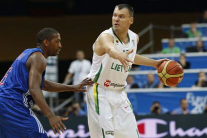 Jasikevicius marca jugada en el partido ante Reino Unido del pasado miércoles.