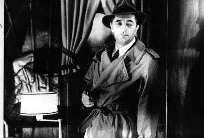 El actor Robert Mitchum, en un fotograma de la película 'Adiós muñeca'.