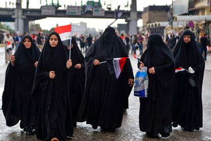 Aunque las mujeres son mucho menos numerosas que los hombres, en esta ocasión su presencia es algo más que testimonial. En la imagen, un grupo de mujeres protestan en la ciudad iraquí de Najaf.