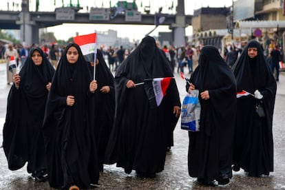 Aunque las mujeres son mucho menos numerosas que los hombres, en esta ocasión su presencia es algo más que testimonial. En la imagen, un grupo de mujeres protestan en la ciudad iraquí de Najaf.