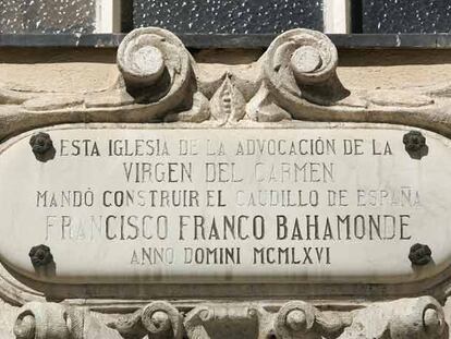 Placa conmemorativa de la construcción de una iglesia de El Pardo (Madrid) por decisión de Franco.