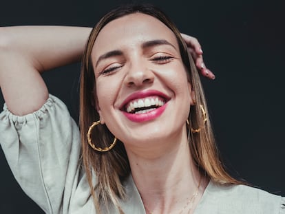 Los aros otorgan brillo y jovialidad al rostro, logrando un look más llamativo .GETTY IMAGES.