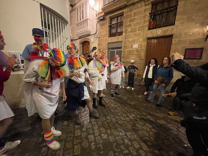 Carlota Tormes, tercera por la izquierda actúa con su grupo '¿Quimio están ustedes?' este pasado miércoles en Cádiz.