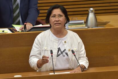 La diputada en las Cortes Valencianas por UP Irene Gómez, de origen peruano, en la tribuna del hemiciclo.