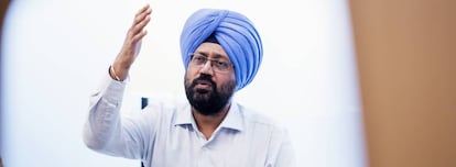 Harvinder Singh, profesor de la universidad de Ghaziabad (India).