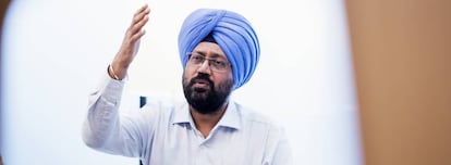 Harvinder Singh, profesor de la universidad de Ghaziabad (India). 