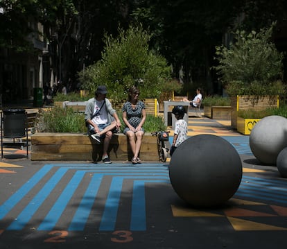 Varios vecinos pasean por la supermanzana del barrio de San Antoni, en Barcelona. 