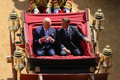 El rey Carlos III del Reino Unido y el presidente de Francia, Emmanuel Macron, llegan en carruaje por Datchet Road durante la ceremonia de bienvenida en el Castillo de Windsor.