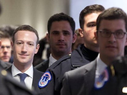 Mark Zuckerberg (c), en la oficina de la senadora demócrata Dianne Feinstein.