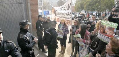 Varias personas protestan a la llegada de Bretón a los juzgados.