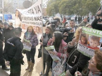 Varias personas protestan a la llegada de Bretón a los juzgados.