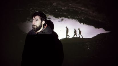 El fotorreportero Manu Brabo delante de una de sus imágenes.