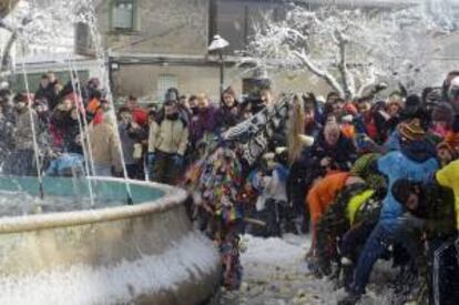 El Jarramplas, mítico personaje protagonista de esta fiesta de interés turístico en Extremadura, recibe su "castigo" en forma de lluvia de nabos que le propinarán vecinos y visitantes, hoy en la localidad de Piornal.