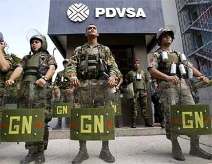Policías antidisturbios, apostados a la puerta de la sede de la empresa estatal Petróleos de Venezuela.