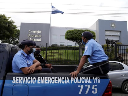 Una patrulla de la policía frente a las oficinas del Consejo Supremo Electoral de Nicaragua, el 2 de agosto.