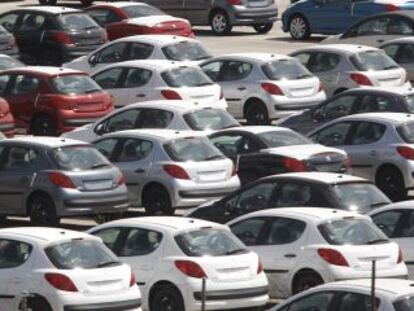 Coches aparcados en la planta de PSA Peugeot Citro&euml;n en Villaverde (Madrid). 