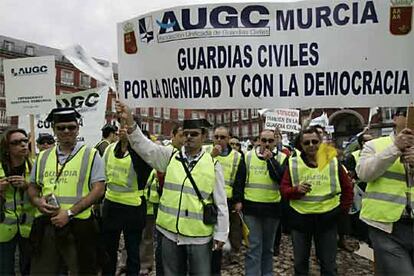 Miles de personas han participado esta mañana en un acto convocado en Madrid por la Asociación Unificada de Guardias Civiles (AUGC) para exigir al Gobierno que cumpla con sus compromisos electorales y reforme el Instituto Armado para darle "democracia y libertad".