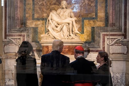 Trump y Melania (i) miran la escultura 'La Piedad' de Miguel Ángel en la Basílica de San Pedro, en el Vaticano.