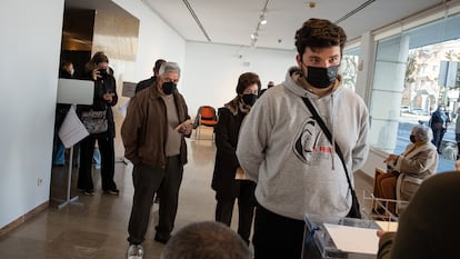 Vecinos de Villanueva de la Serena, durante la votación del referéndum de fusión, el pasado 20 de febrero.