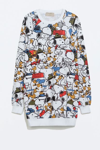 Firmas 'low cost' como Zara no han tardado en hacerse eco de la tendencia. En sus nuevas colecciones se pueden encontrar numerosas piezas de Snoopy y otros personajes animados. Esta sudadera es un ejemplo (25,95 euros).