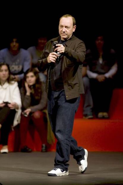 El actor Kevin Spacey, ganador de dos Oscar, participa en un encuentro con el público organizado dentro de la programación del Centro Internacional Oscar Niemeyer, que se está construyendo en Avilés.