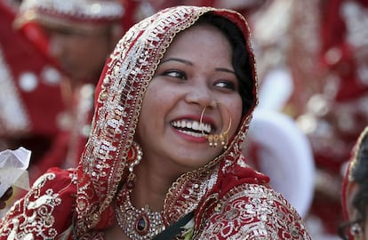 Una novia musulmana india durante una boda de distintas parejas en Ahmedabad, India.