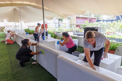 Un grupo de limpiadoras preparan la zona de reservados del Concert Music Festival, en Chiclana de la Frontera.
