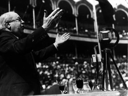 Manuel Azaña durante un mitin en la plaza de toros de Las Ventas. 