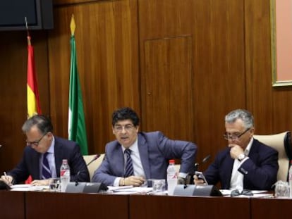 Diego Valderas durante su comparecencia en comisi&oacute;n parlamentaria.