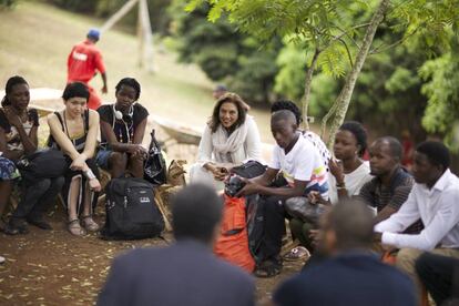 La cineasta Mira Nair rodeada de estudiantes del jardín del cine Maisha Film.