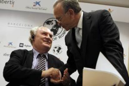 El presidente de La Caixa, Isidre Fainé (d), y el secretario general del Club de Roma, Ian Johnson (i), durante la presentación la primera sede en Barcelona de este lobby internacional de expertos.