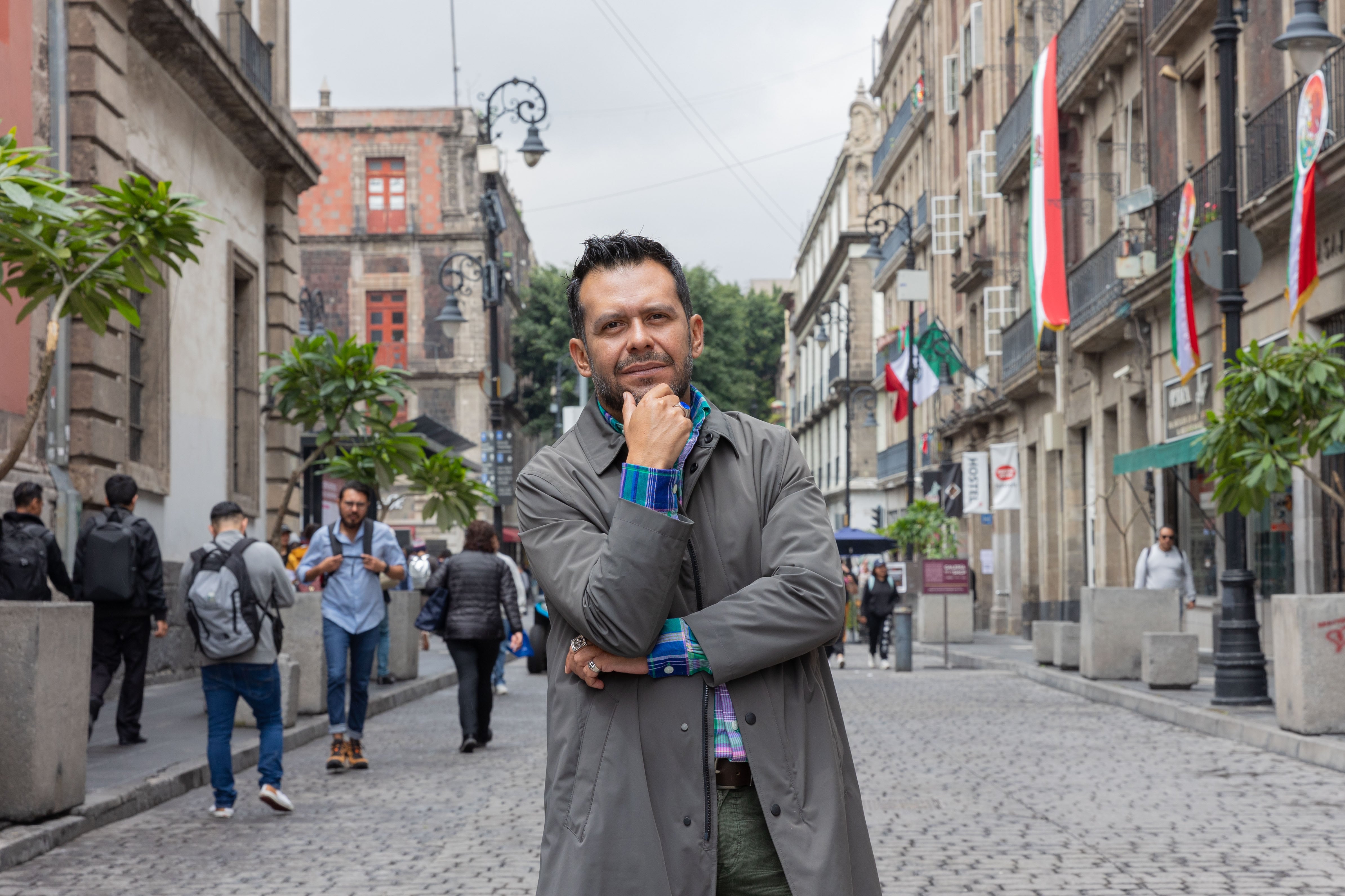 El historiador Enrique Ortiz, conocido como Tlatoani Cuauhtémoc, en la calle de Tacuba, en el centro de Ciudad de México. El 26 de septiembre del 2024.