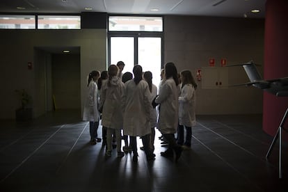 Primera reunión de las participantes en uno de los talleres de ciencias celebrado en Sevilla. 