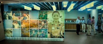 Turistas junto a un mural dedicado a Teresa Teng en un museo de Kinmen.