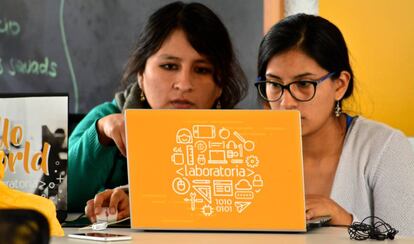 Dos alumnas de Laboratoria, en su sede de Lima.