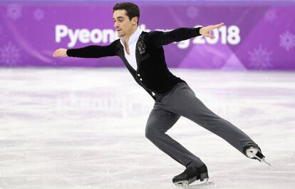 Javier Fernández demostró en su primer contacto con el hielo de Pyeongchang que ha recuperado su mejor patinaje para el momento más importante de su carrera: su tercer y último intento por lograr el podio olímpico. En la imagen, Javier Fernández compite en el programa corto de patinaje artístico en los Juegos Olímpicos de Invierno de Pyeongchang (Corea del Sur), el 16 de febrero de 2018.