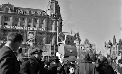 Un muñeco caricatura de Franco, en 1937 en la Plaza Catalunya.