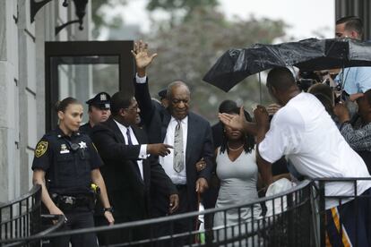 Bill Cosby a su salida del juzgado en Norristown (Pensilvania), junto a su publicista, Andrew Wyatt (2i), el 17 de junio de 2017. Su juicio por agresión sexual se declaró nulo después de que el jurado fuese incapaz de consensuar un veredicto unánime.